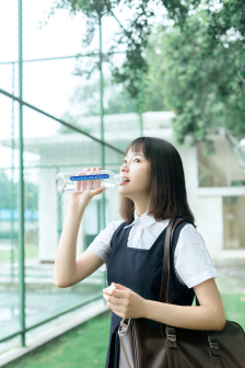 坐公交车最后一排让别人弄
